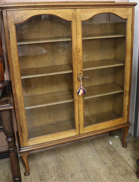 An oak bookcase, W.104cm